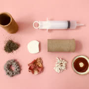 Wystawa nie-śmieci Rita Koralevics curl up, fot....