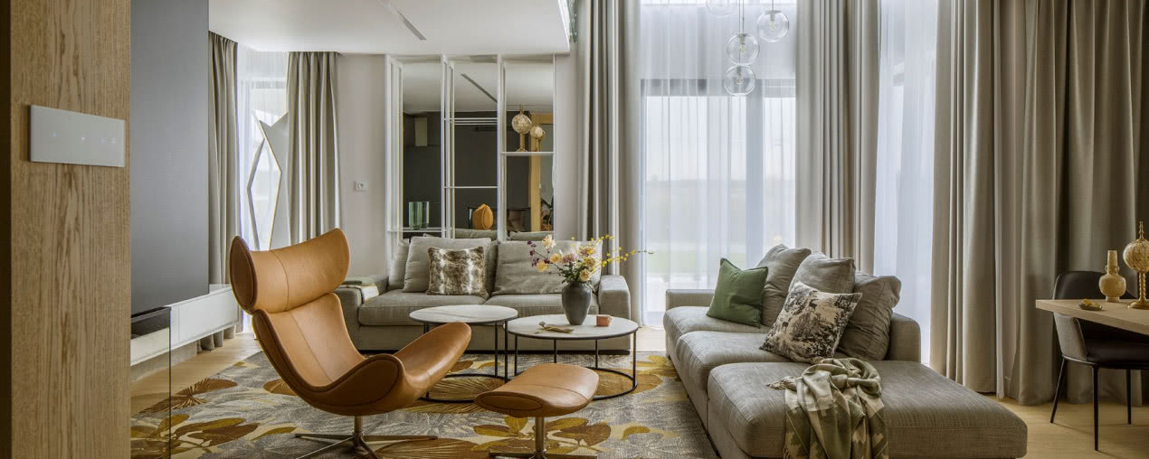 Trzystumetrowa willa urządzona w zgodzie z naturą. Ma master bedroom i podświetloną wyspę kuchenną!