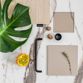 drewniany front kuchenny, marmurowy blat kuchenny, czarne uchwyty kuchenne