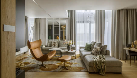 Trzystumetrowa willa urządzona w zgodzie z naturą. Ma master bedroom i podświetloną wyspę kuchenną!