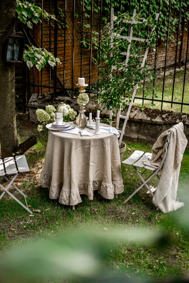 Romantyczny stół do ogrodu
