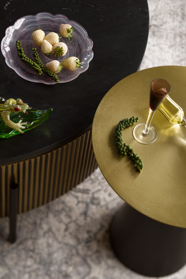 Złoty stolik kawowy do salonu