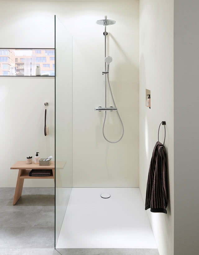 deszczownica, kabina prysznicowa, brodzik, drewniany stolik na kosmetyki, ręcznik