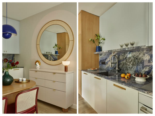 okrągłe lustro na ścianie w salonie i granatowy blat w kuchni