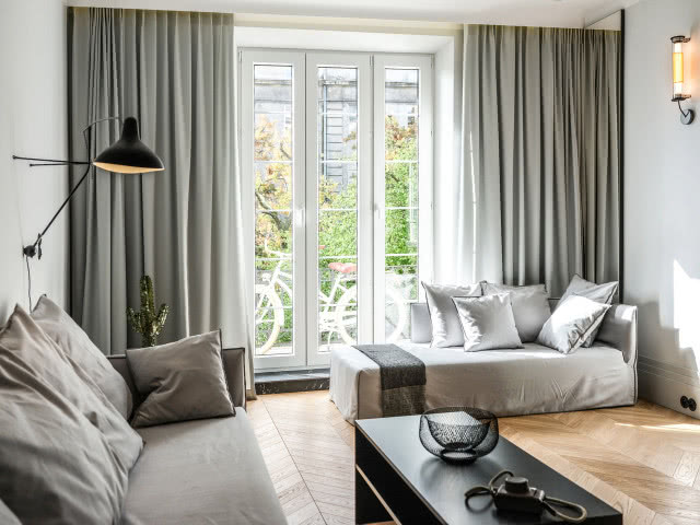 Salon w paryskim stylu z jodełką na podłodze