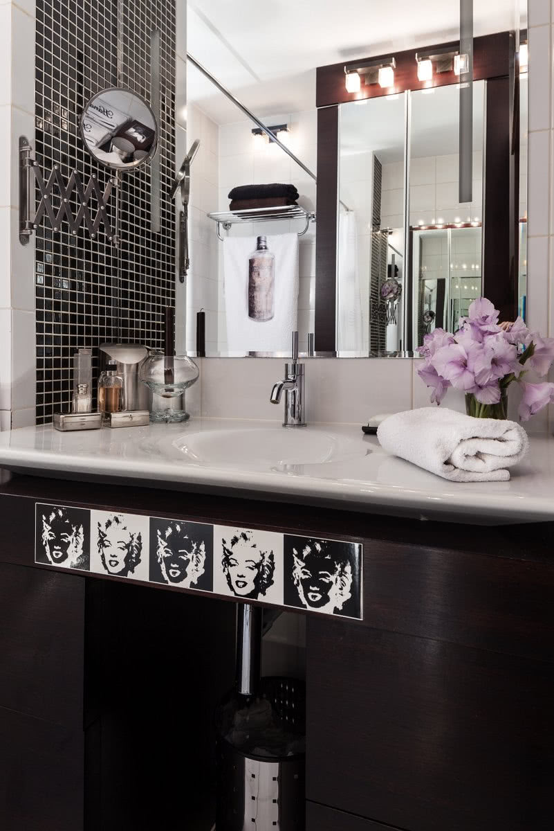 Filmowe akcenty w łazience.