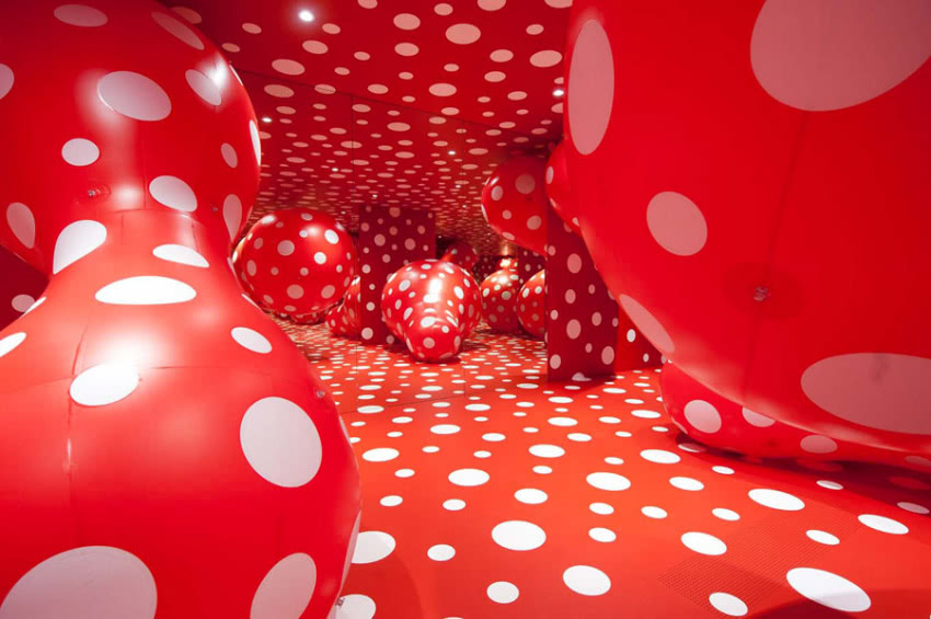Instalacja "Dots Obsession", podczas wystawy...