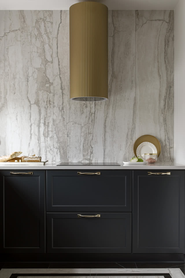 Antracytowa kuchnia z kamieniem i złotem