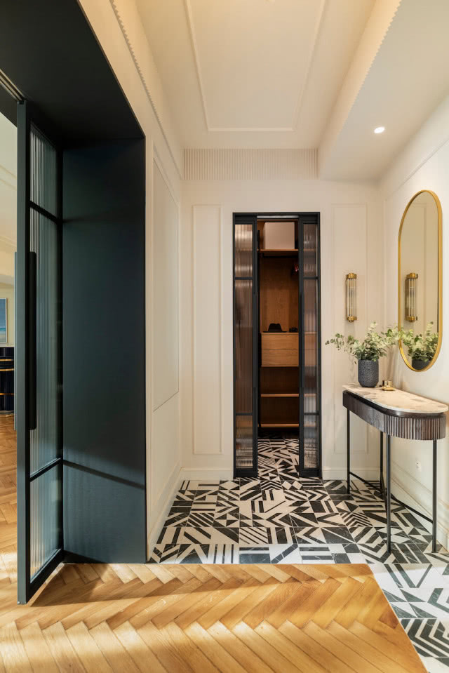 przedpokój w stylu art deco podłoga płytki czarno-białe wzór geometryczny