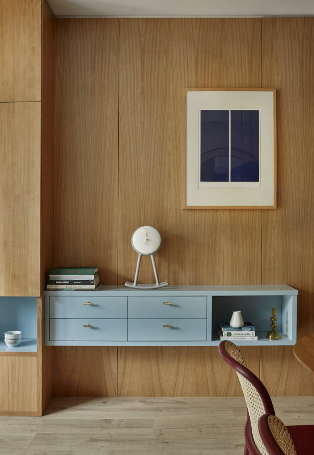 drewno na ścianie w salonie