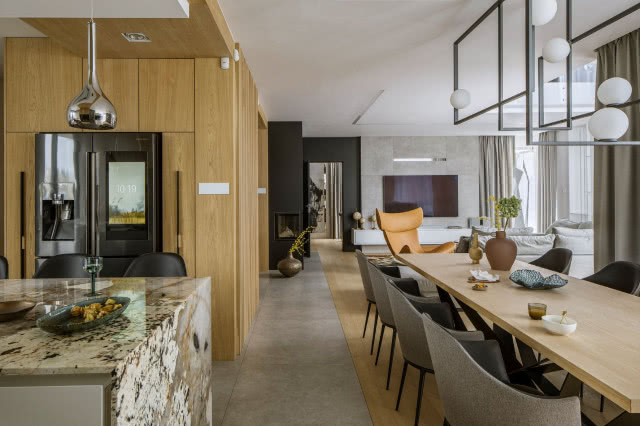 drewniana kuchnia z forniru dębowego z kamienną wyspą kuchenną