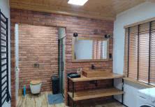 Łazienka z ciepłą ceglaną aranżacją 