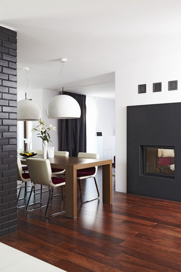 Jadalnia z wygodnym stołem i funkcjonalnym...