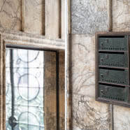 Modernistyczne mieszkanie w luksusowej kamienicy