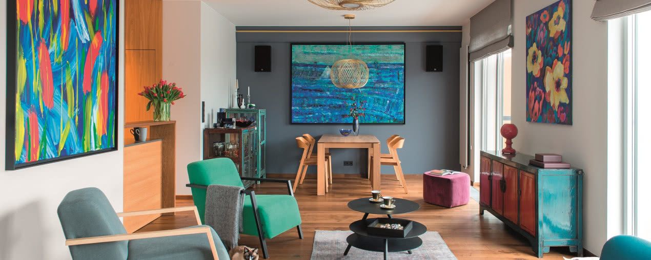 Mieszkanie w stylu vintage przepełnione sztuką