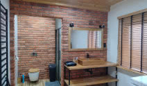 Łazienka z ciepłą ceglaną aranżacją
