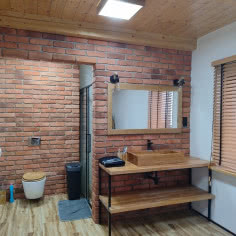 Łazienka z ciepłą ceglaną aranżacją