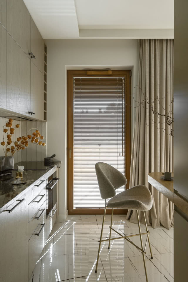 kuchnia z dużym oknem