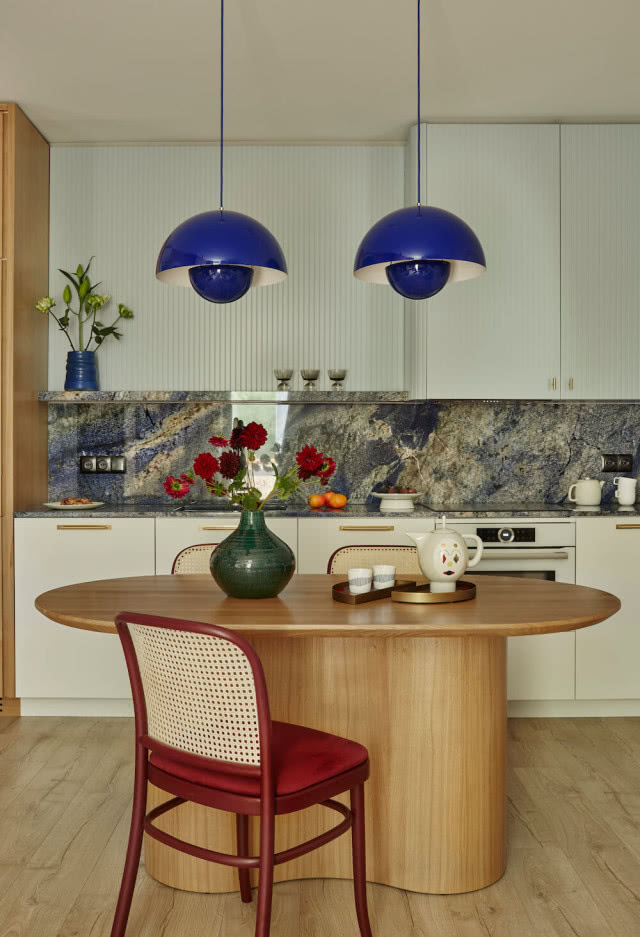 biała zabudowa kuchenna i granatowy blat