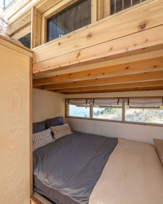 Łóżko można przesłonić kotarą. W uchylnych oknach są rolety.