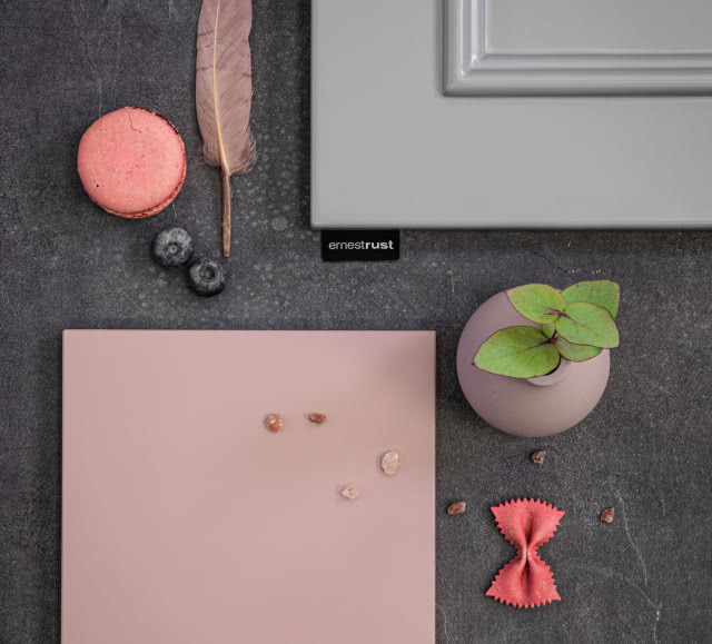 różowy gładki front kuchenny, szary front kuchenny, różowy wazon, różowe pióro, różowy makaron