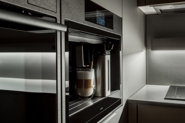 zabudowany ekspres do kawy, kawa w szklance, płyta grzewcza