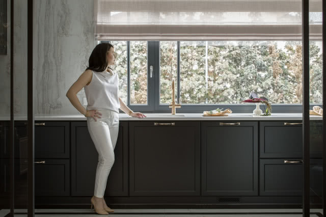 Antracytowa kuchnia z kamieniem i złotem