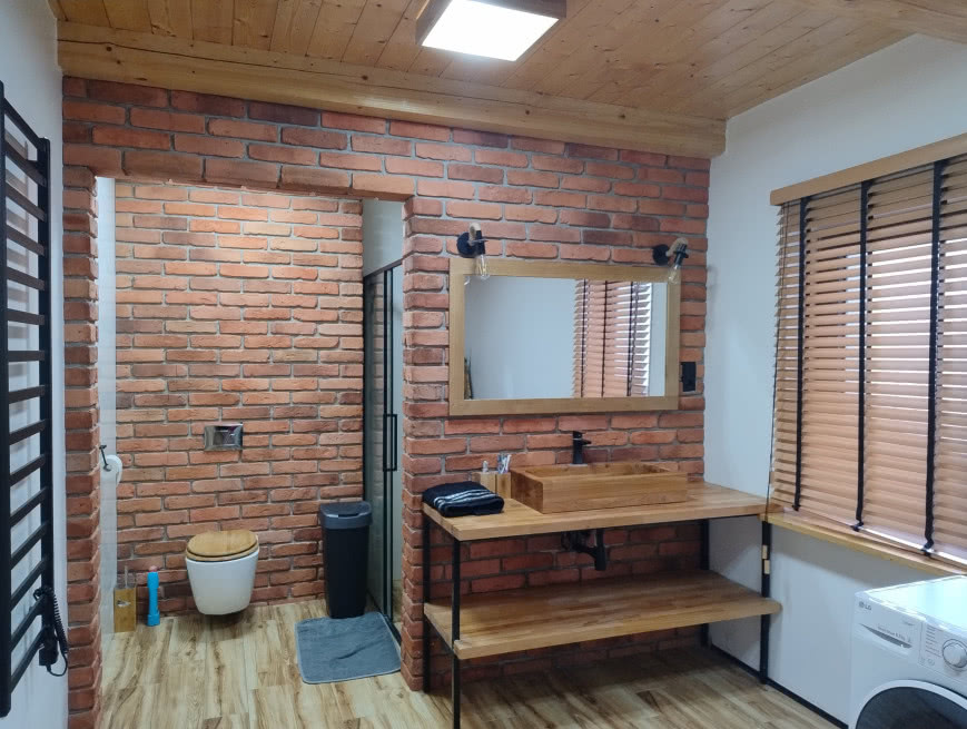 Łazienka z ciepłą ceglaną aranżacją