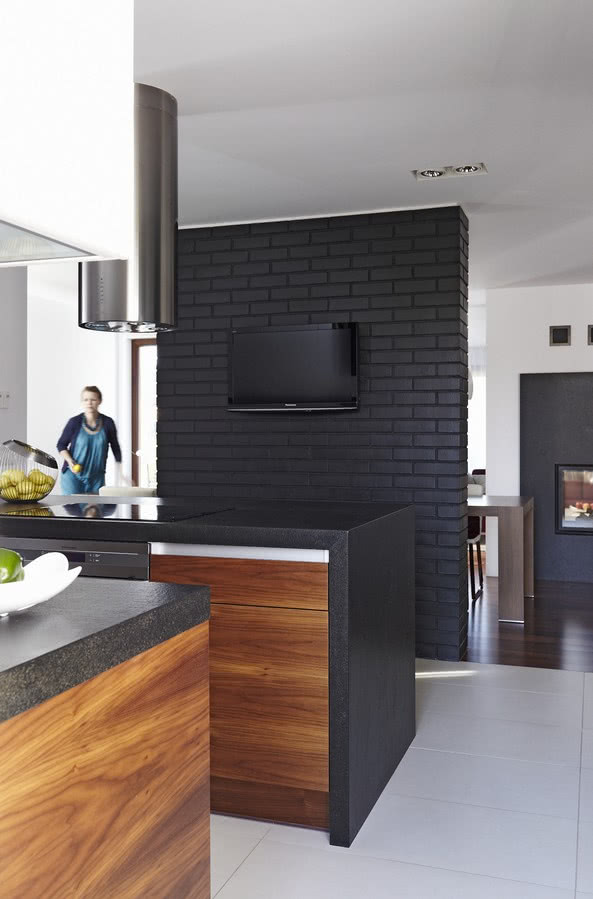 Grafitowy klinkier na ścianie dodaje wnętrzu...