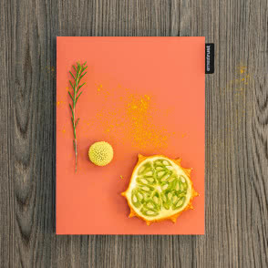 pomarańczowy front kuchenny, drewniany blat kuchenny