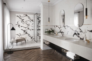 Biała łazienka z drewnem - top 10 aranżacji