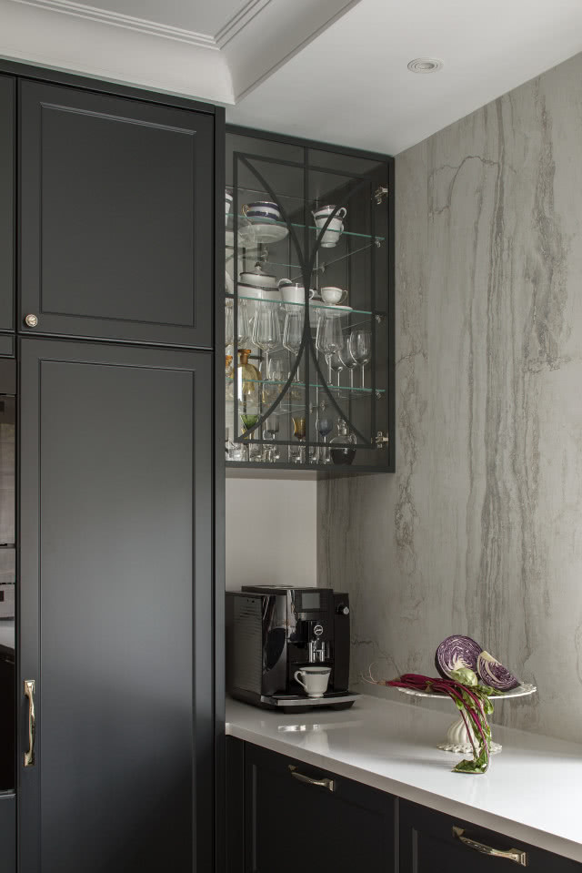 Antracytowa kuchnia z kamieniem i złotem