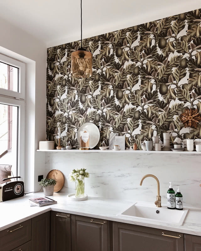 Egzotyczna tapeta w kuchni