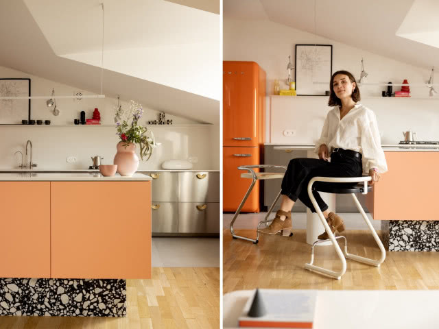 kuchnia na poddaszu z pomarańczową lodówką