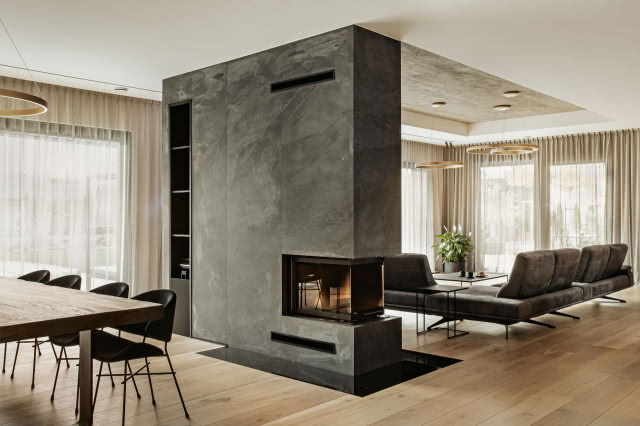 kamienna obudowa kominka w salonie