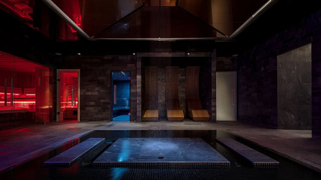 sauna podświetlona na czerwono i niebiesko