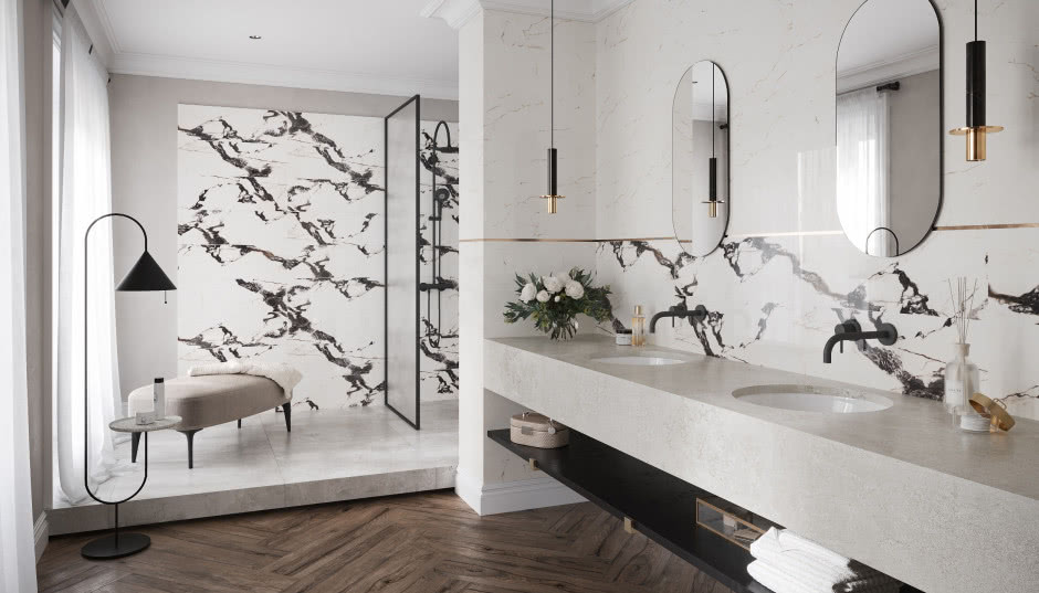 Biała łazienka z drewnem - top 10 aranżacji