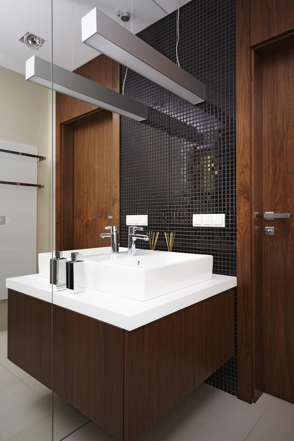 Duże lustro w łazience sprawia, że wnętrze staje...