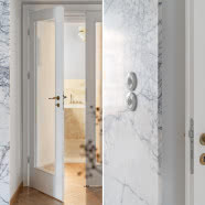 Modernistyczne mieszkanie w luksusowej kamienicy