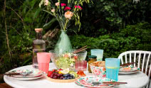 Stół pełen kolorów - jak stworzyć zachwycającą oprawę na ciepłe dni