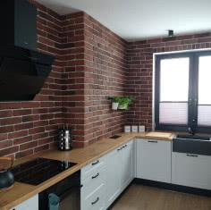 Kuchnia z płytkami w kolorze gotyckim