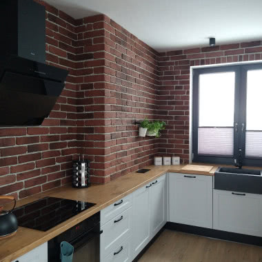 Kuchnia z płytkami w kolorze gotyckim