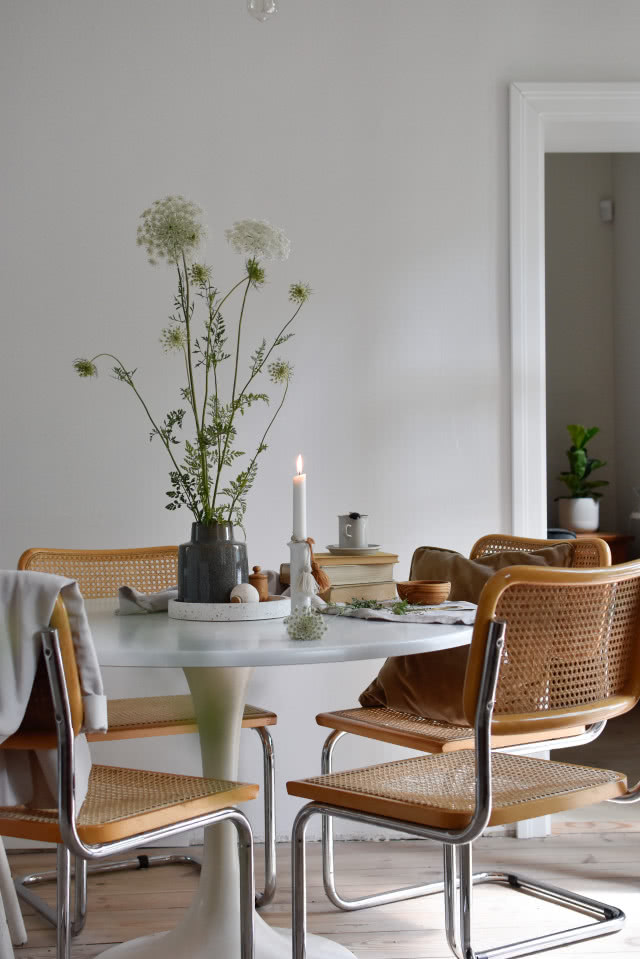 Stół jadalniany z plecionymi krzesłami