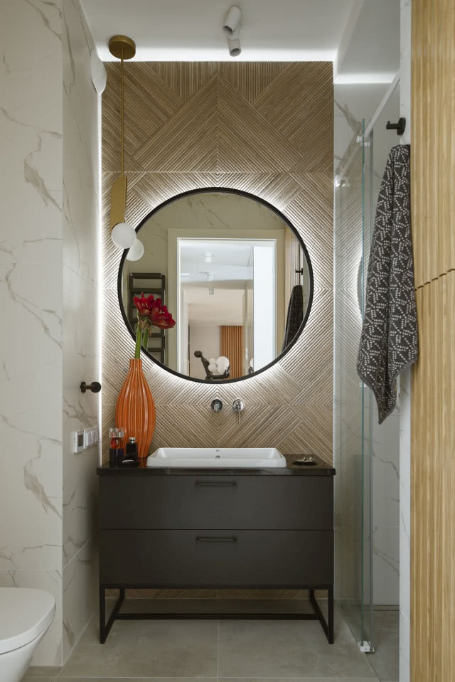 płytki w jodełkę na ścianie w łazience