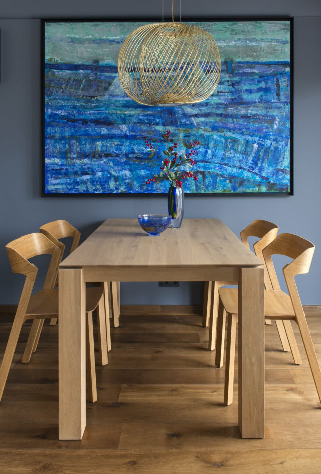 Prosty stół NAP zestawiony z krzesłami marki TON.