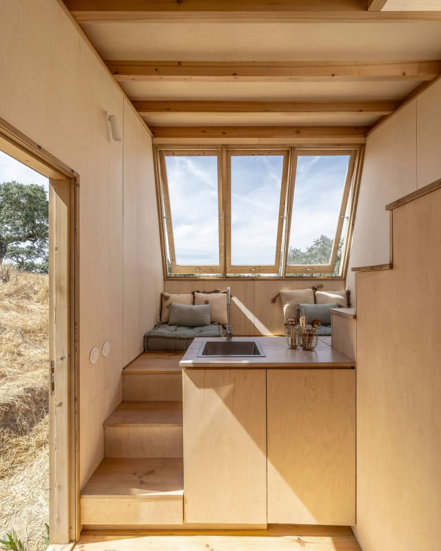 trzy schodki prowadzące do salonu