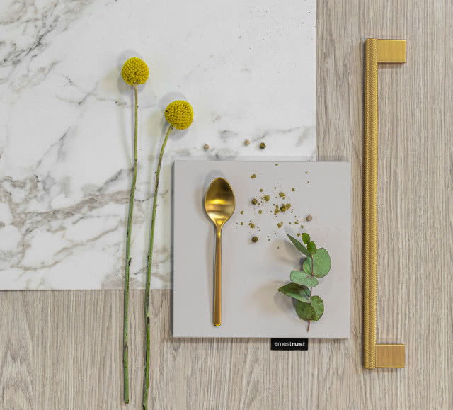 deska do krojenia marmurowa,złoty uchwyt do szafek. złota łyżeczka