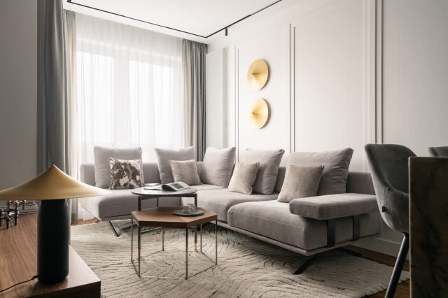 Sztukateria ścienna ze złotymi kinkietami