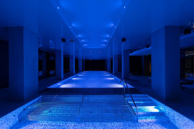 basen podświetlony na niebiesko, długi