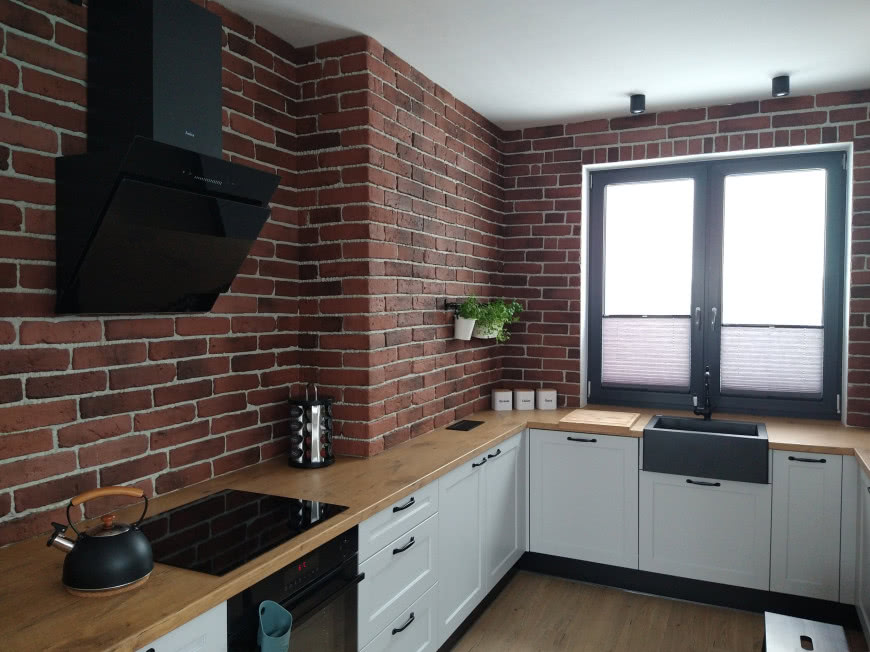 Kuchnia z płytkami w kolorze gotyckim